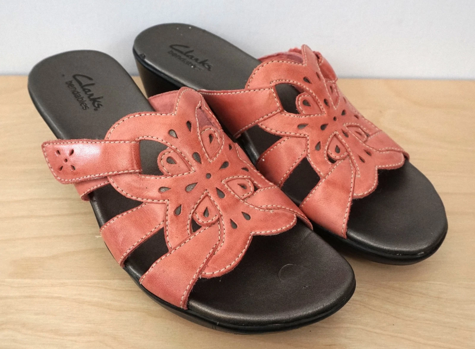 Sandali con zeppa Clarks Bendables rosa slip on in pelle misura 7 5