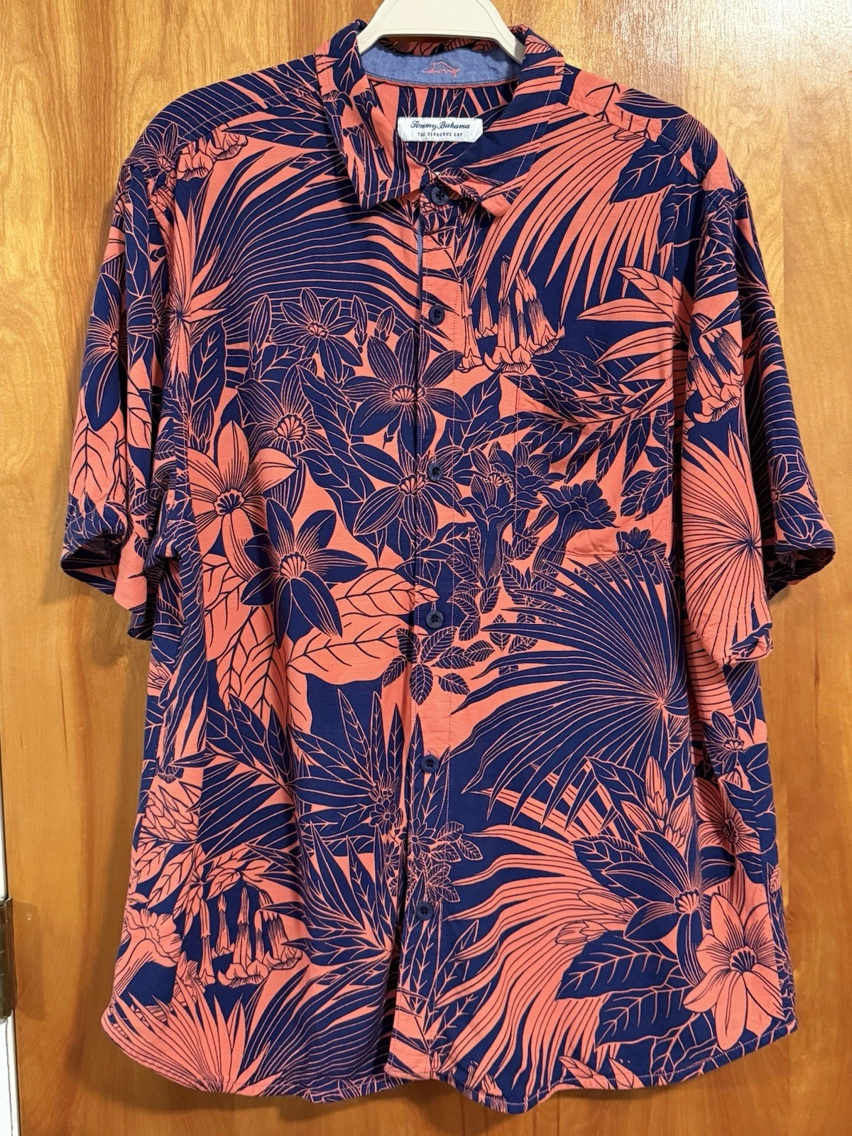 Tommy Bahama Veracruz Cay Hawaiian Shirt Mens XL Coral Navy Floral Short Sleeve