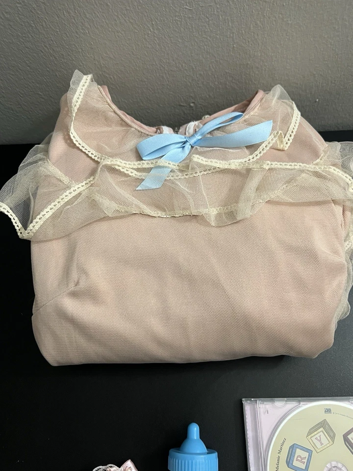 Cry Baby Melanie Martinez CD and Extra Fan Merch Bundle Foto 4 de 4