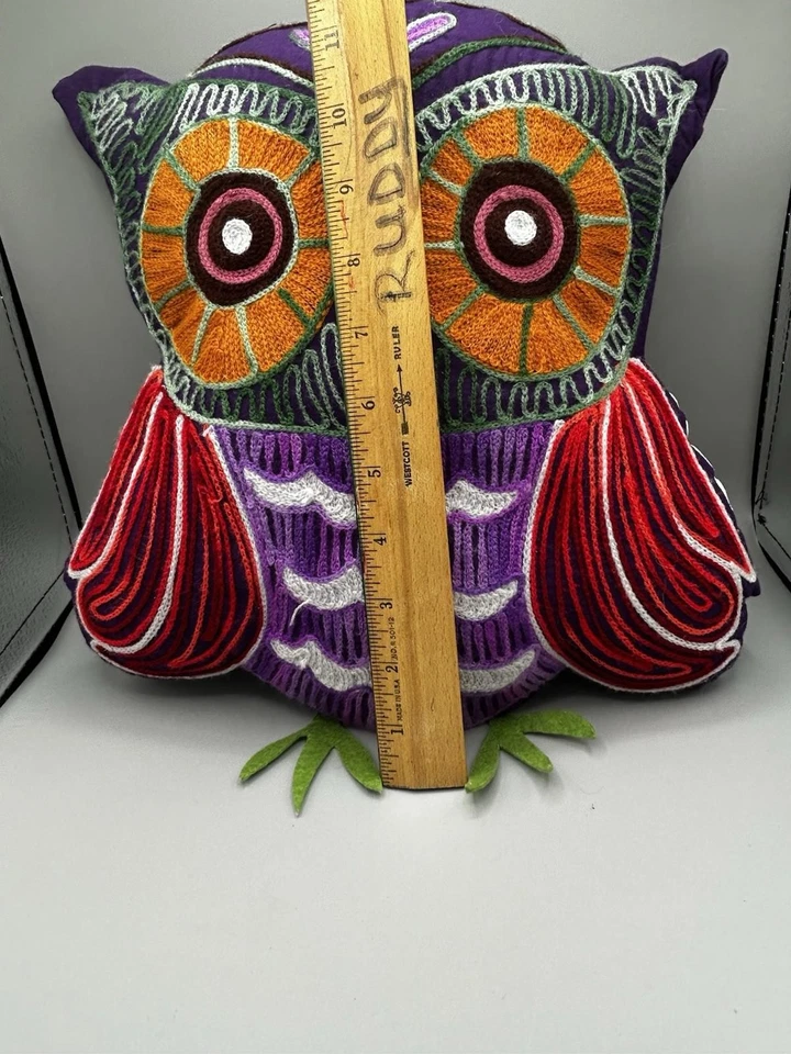 Almohada Búho Vintage Company Decoración Varios Colores. La espalda es morada. Foto 2 de 4