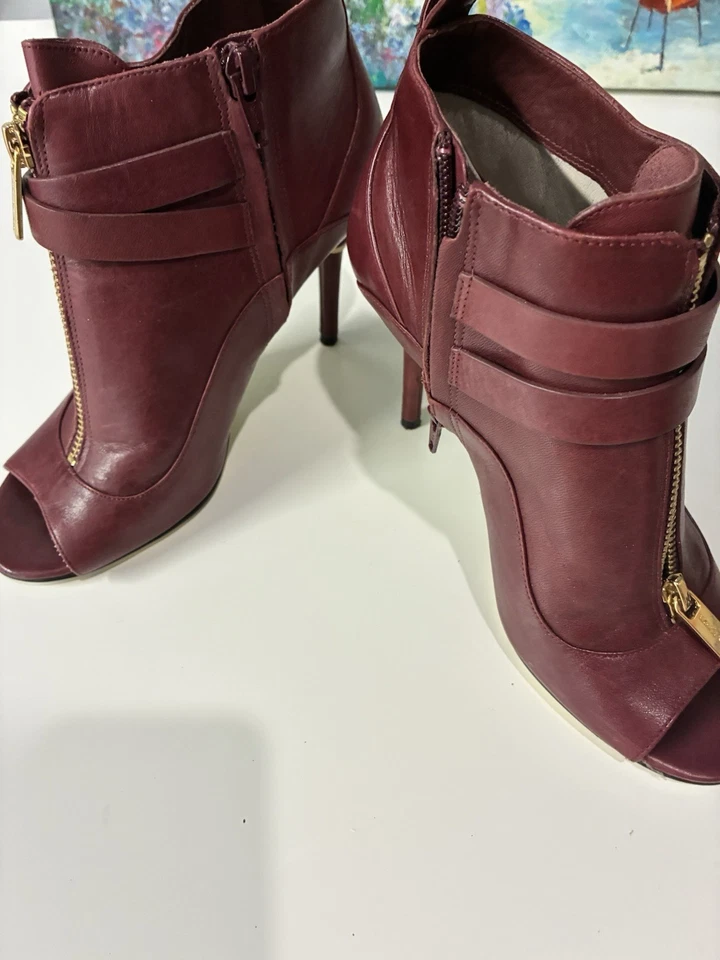 ¡Botines Michael Kors Stiletto Peep Toe! Color vino talla 6,5 Foto 3 de 4