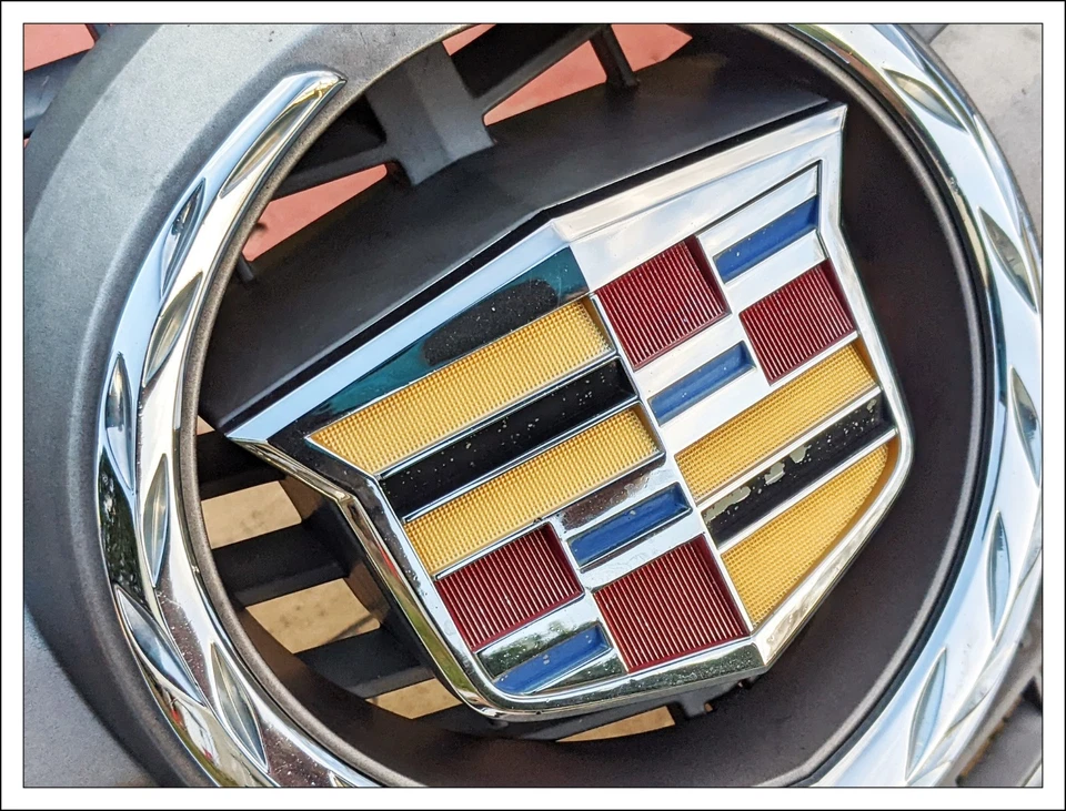 2010 2011 2012 Cadillac SRX OEM GM Front Chrome Grille Grill W/ Emblem 25778322 - Image 2 of 4