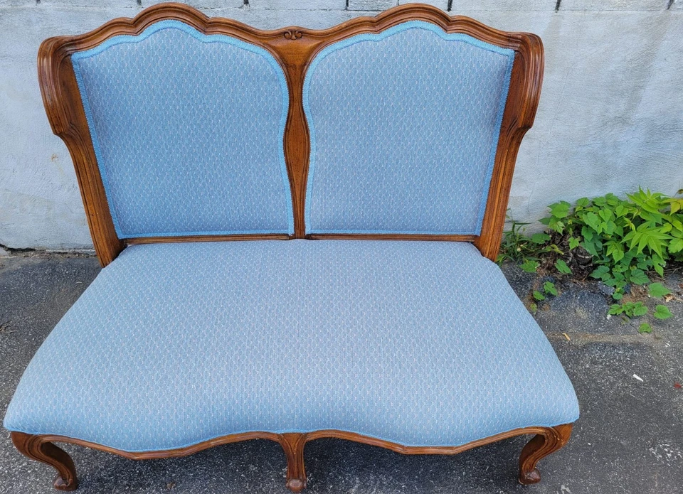Antiguo Love Seat de arce estilo campestre francés de los años 40, recién tapizado Foto 3 de 4