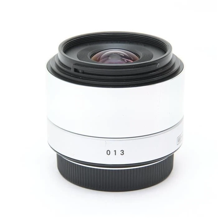 Lente Sigma 19 mm f/2,8 DN para Micro 4/3 (plateado) Foto 2 de 4