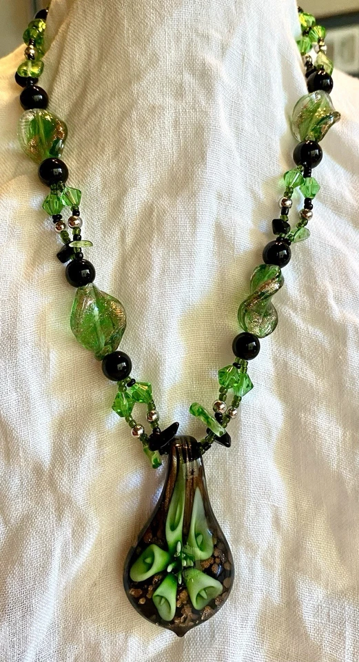 Collar artesanal de vidrio estilo Murano con motivo floral verde y negro Foto 3 de 4