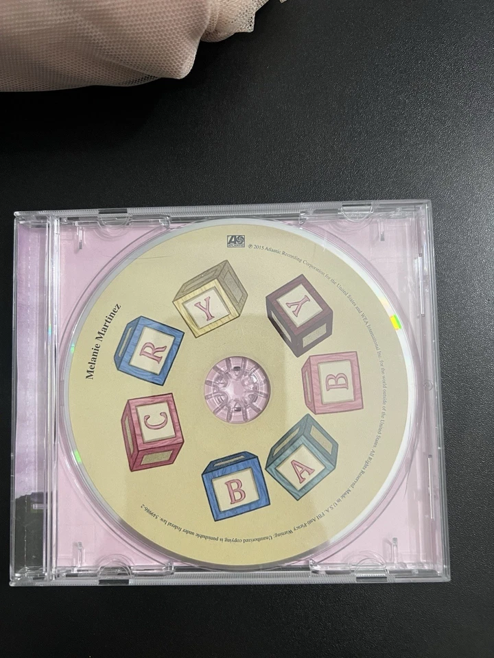 Cry Baby Melanie Martinez CD and Extra Fan Merch Bundle Foto 2 de 4