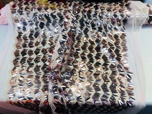 Bordado en zigzag rosa polvorienta con lentejuelas colgantes en una malla de encaje