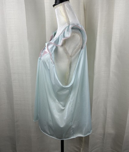 Prendas para dormir vintage pastel Girly Monique con volantes cuello en V satinadas florales -Medianas - Imagen 4 de 7