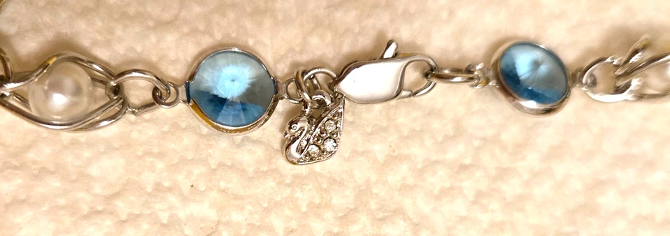 Collar largo Swarovski Swan bisel de cristal azul claro y perlas de imitación enjauladas Foto 3 de 3