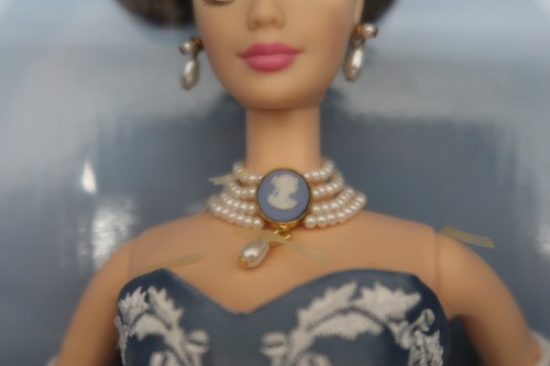 MATTEL #25641 New Wedgwood England 1759 Barbie Blue Gown Ltd Edition NIB 1999 - Picture 5 of 24