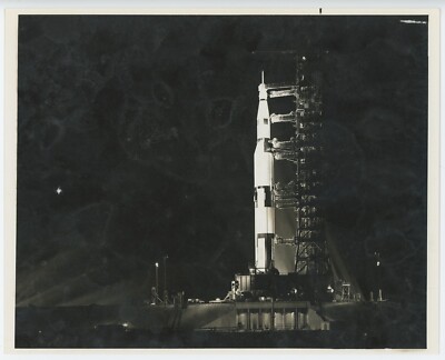 NASA, SPACECRAFT, APOLLO SATURN V, PLACED IN POSITION, 8X10 REPRINT ONLY