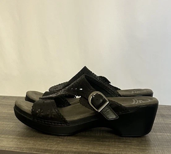 Dansko Womens Slip On Sandals Black Leather 2.5” Wedge Heels Shoes Sz 40 US 9.5 - Image 3 of 4