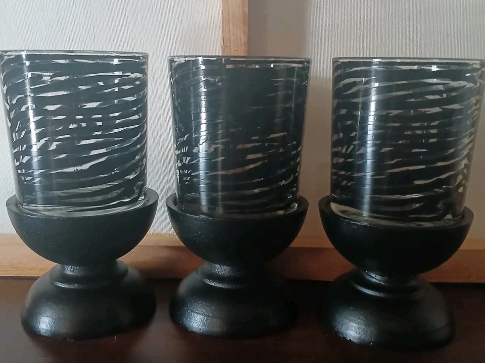 Candelabros con estampado de rayas de cebra 3 por interiores por diseño sobre base negra Foto 2 de 4