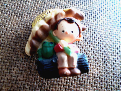 Hallmark ''PIXIE ELF'' Lapel Pin - ELF under daisy - Not Boxed 1970's