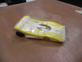 COCHE ALADO AMARILLO 1/24