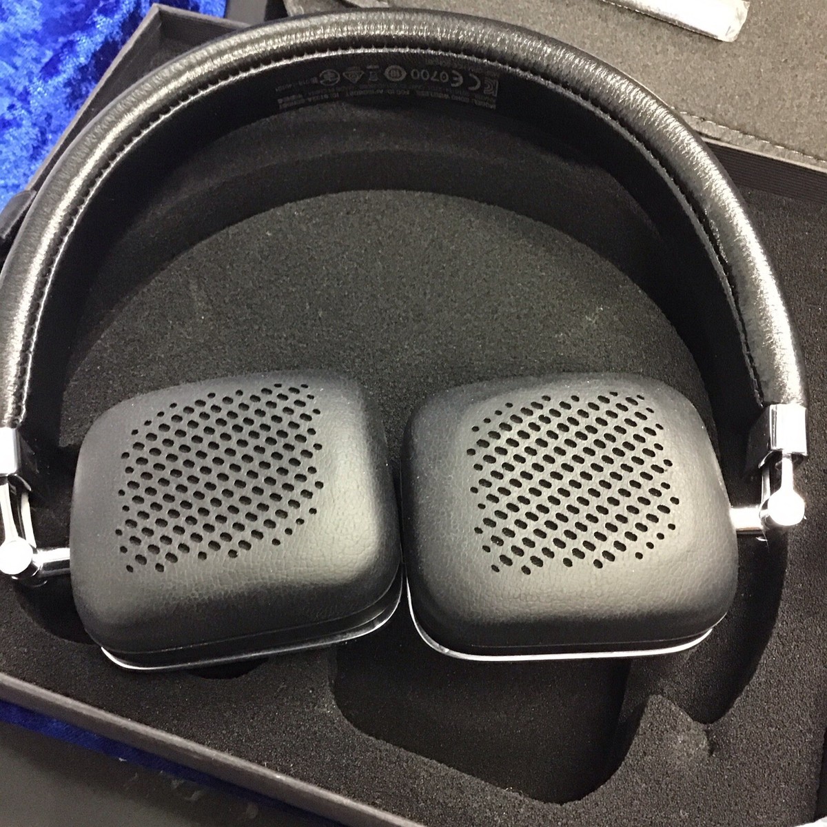 HARMAN KARDON HKSOHOBTBLK SOHO BLUETOOTH ON-EAR HEADPHONES HARMAN KARDON HKSOHOBTBLK SOHO BLUETOOTH ON-EAR HEADPHONES