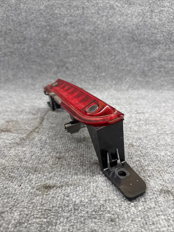 Lámpara de parada montada en el centro genuino Mopar 2015-2023 Chrysler 300 68386753AD Foto 3 de 4