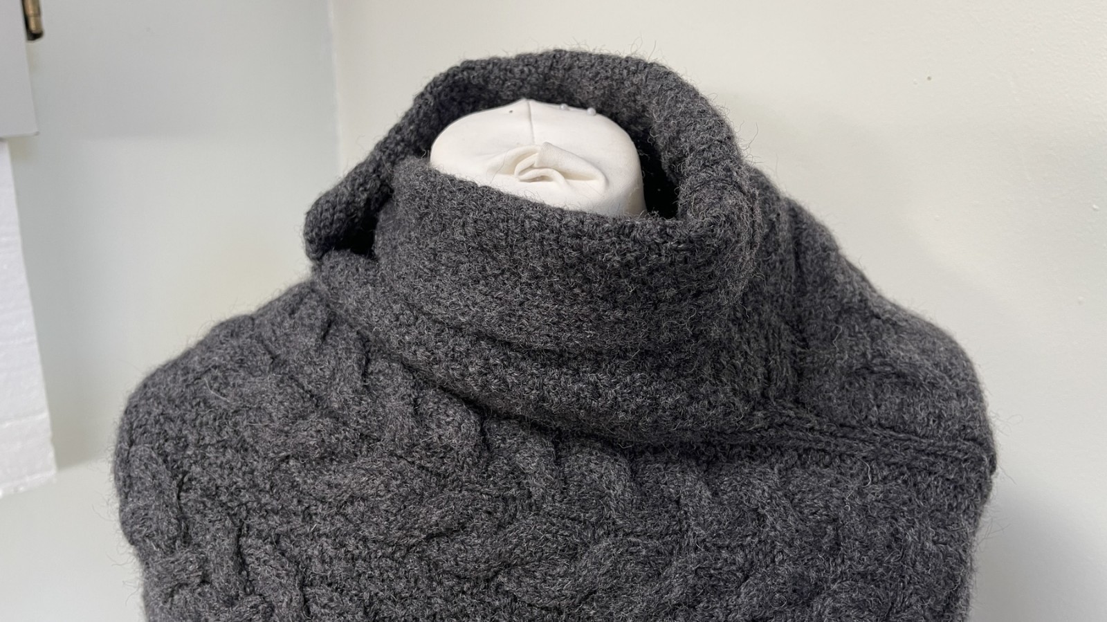 RRP: £90 Inis Crafts Aran Thick Irish Poncho Cape 100percent Merino Wool Dark Grey S/M image 2