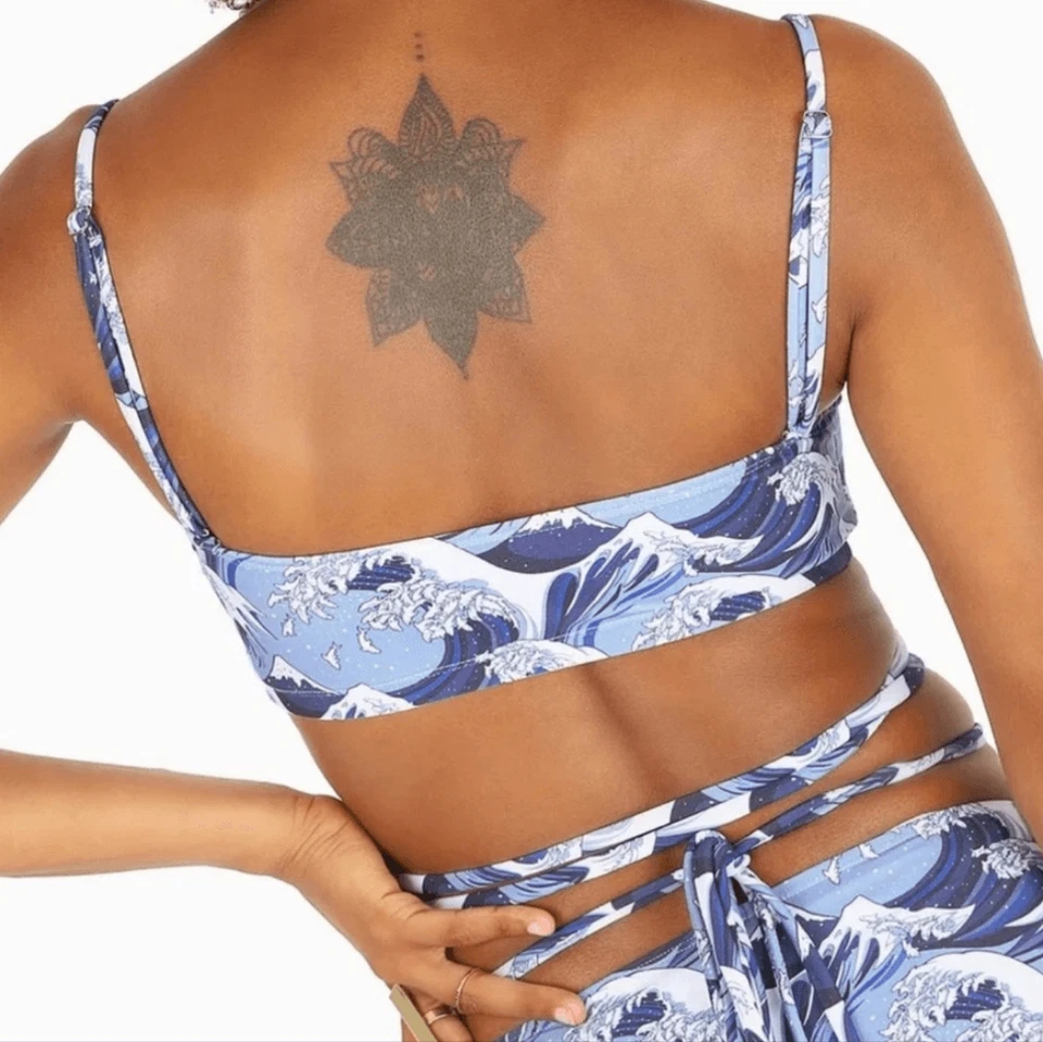 Top de bikini Blackmilk The Great Sharkie con cuerdas bandeau negro leche ondas Hokusai Foto 2 de 4