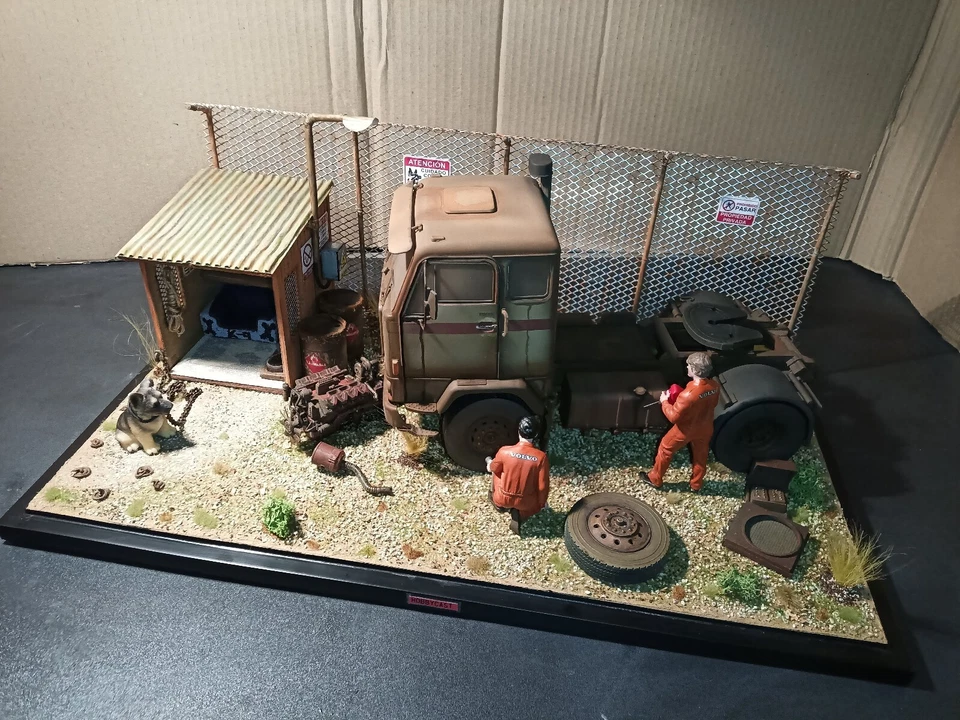 1/10 DIORAMA CON VITRINA DE CAMION VOLVO F88 1971 MCG MCG18141 1:18 CON 3 FIGURA - Imagen 4 de 4