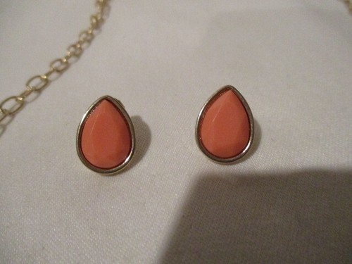 AVON Coral Necklace & Earrings Set Goldtone Studs & 23 1/2" L Necklace - Picture 6 of 14