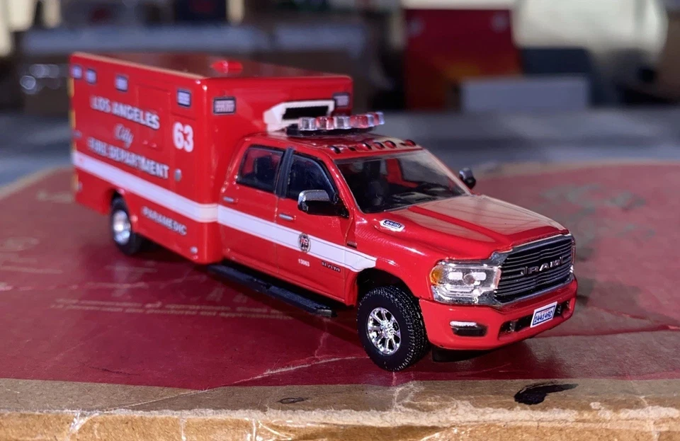 Kitbash 1/64 Ram 5500 Los Angele City Fire Department Rescue Paramedic Ambulance - Image 3 of 4