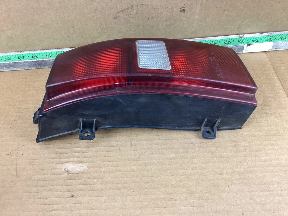 Conjunto de luces traseras laterales para pasajero derecho Mercury Tracer Station Wgn 1991-1996 Foto 3 de 4