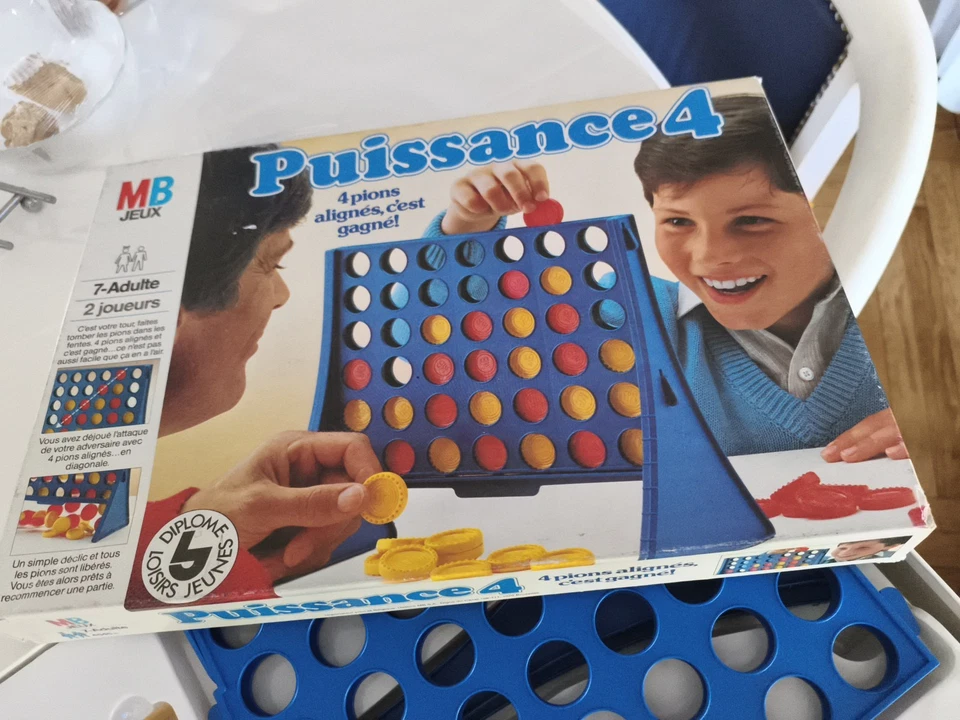 PUISSANCE 4 MB jeu société vintage , Manque Un Jeton Rouge - Photo 1/3