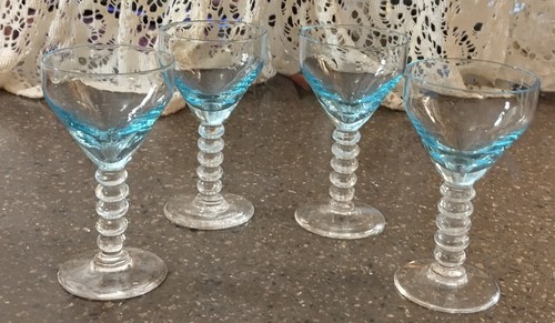 Vintage blaue Cordial Gläser Aperitif gedrehter Stiel Schnaps Shots viktorianisch