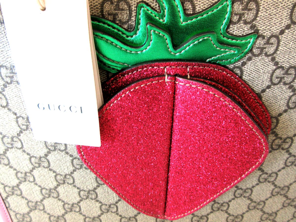 値下げ新品未使用　キッズ　【GUCCI】3Dストロベリー バケットバッグ NEW GUCCI Kids GG Supreme Pink 3D Strawberry Top Handle Tote Bag
