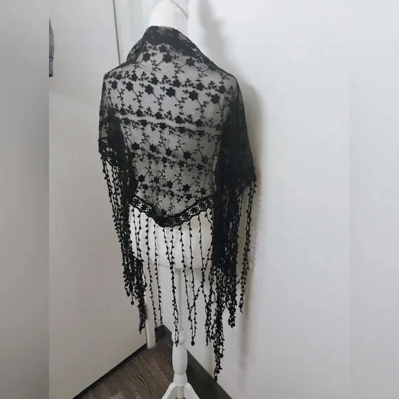 Mantón largo de encaje con flecos Pat Dahnke en negro Foto 3 de 3