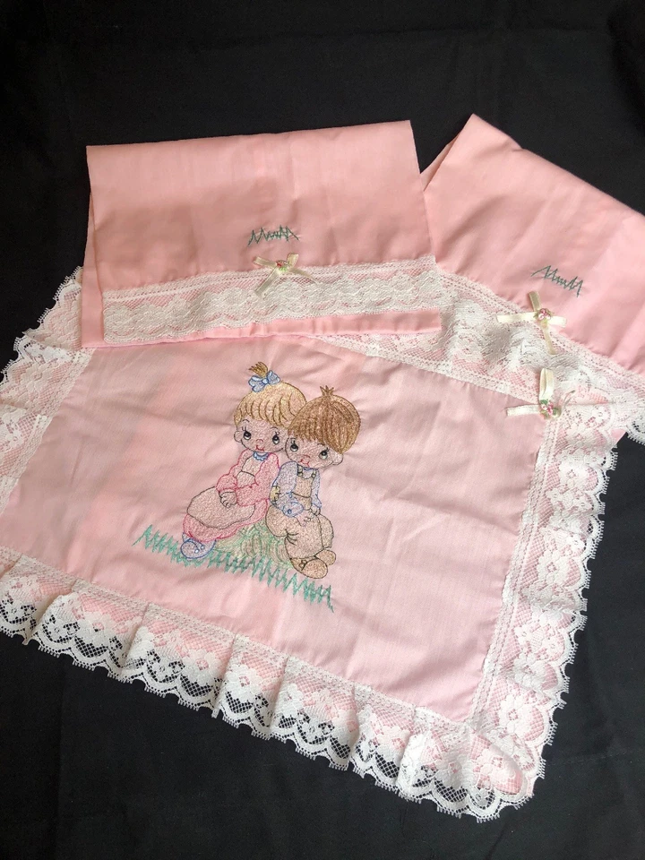 Fundas de almohada para bebé de 3 piezas “Love Is” dibujos animados muy únicas TOTALMENTE NUEVAS únicas en su clase Foto 4 de 4