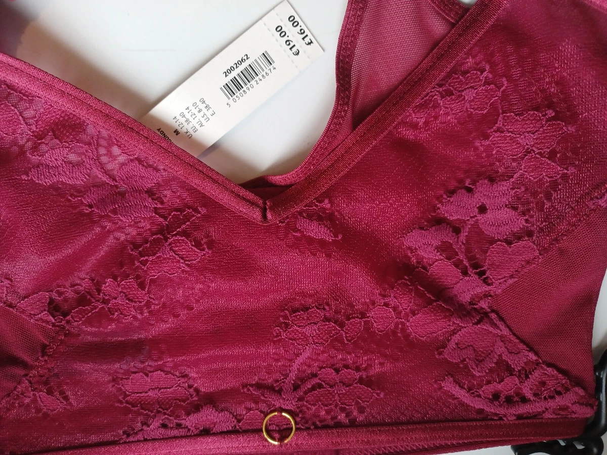 Magnetic suspender belt outlet
