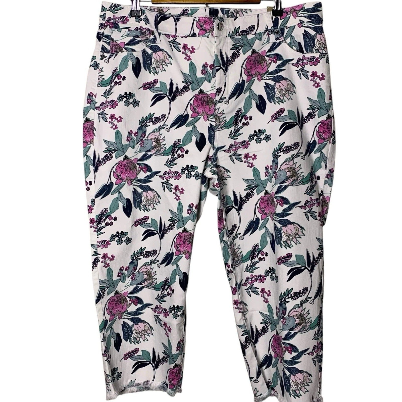 Chico's Capri NWT Size 3.5 (18) Brilliant Bloom Girlfriend Perfect Stretch
