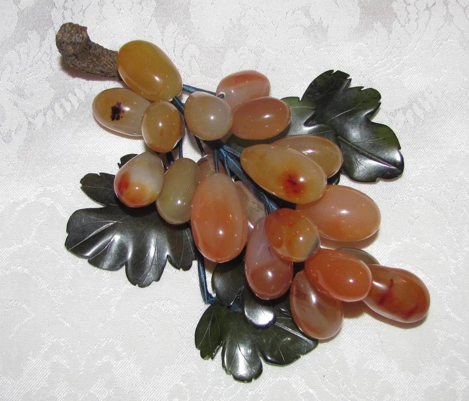 Uvas chinas talladas en cornalina y jade de colección del siglo XX Foto 2 de 3
