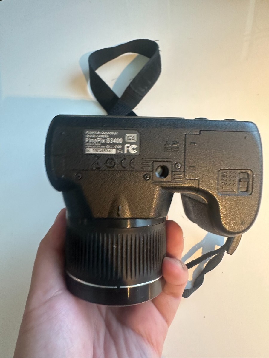 Fuji Finepix S3400 Digital Camera Super EBC Fujinon 14MP 28x