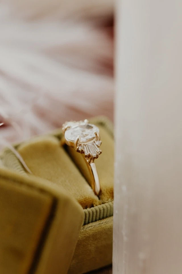 Anillo de compromiso de boda de piedra moissanita de corte ovalado de 2,0 quilates de oro rosa macizo de 14 quilates Foto 3 de 4