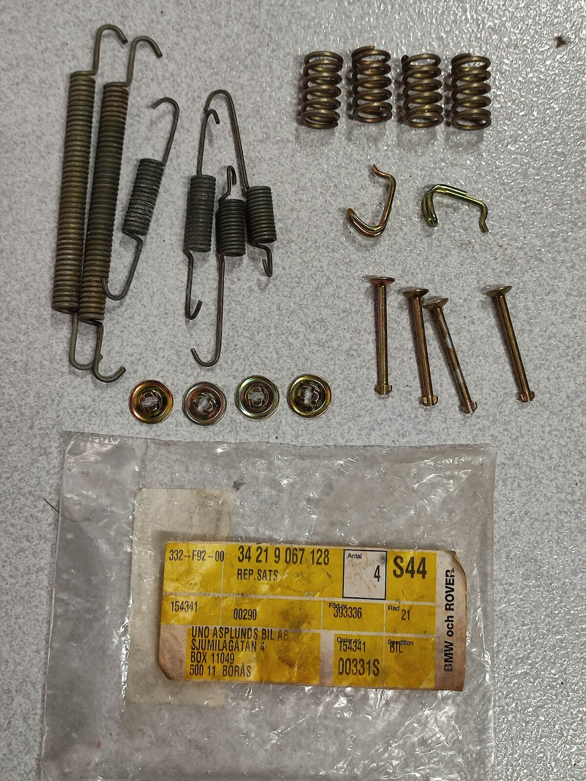 BMW E36 drum brake repair kit springs !!NEW!! !!GENUINE!! 34219067128