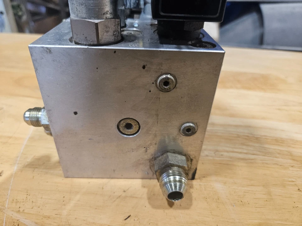 Bloque colector hidráulico Snorkel TM12 con válvulas, solenoides, accesorios DXP20821-05 Foto 4 de 4