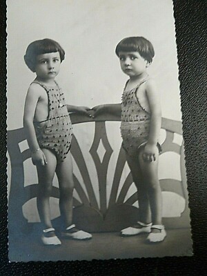 SCHWARZ-WEISS-FOTO 4. AUGUST 1938 2KINDER (3 Jahre) GESTRICKTE STRAMPLER