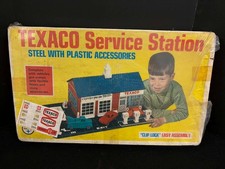VINTAGE TEXACO SERVICE STATION WITH PLASTIC ACCESSORIES NO. 855