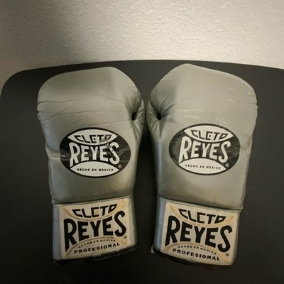 Cleto Reyes Pro Fight Gloves Lace Up Silver 8oz