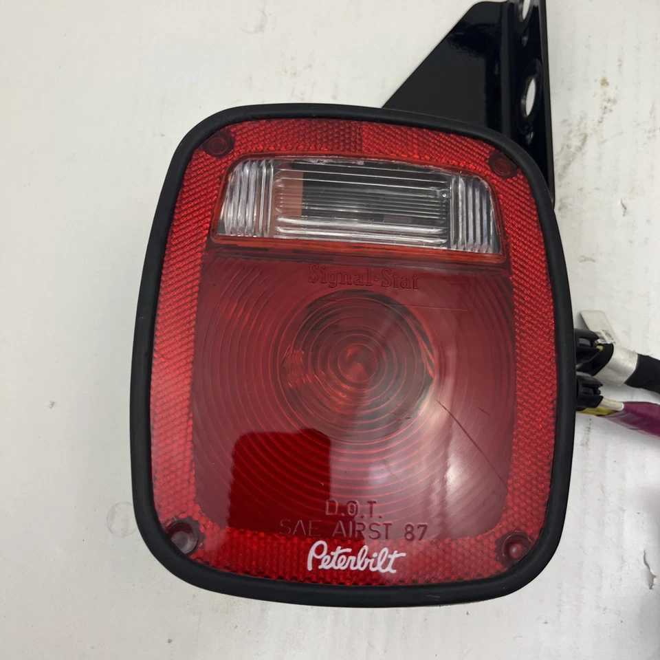 Luces traseras Peterbilt 5010 (despegue) con arnés de cables Paccar A92-6011-0335 Foto 4 de 4