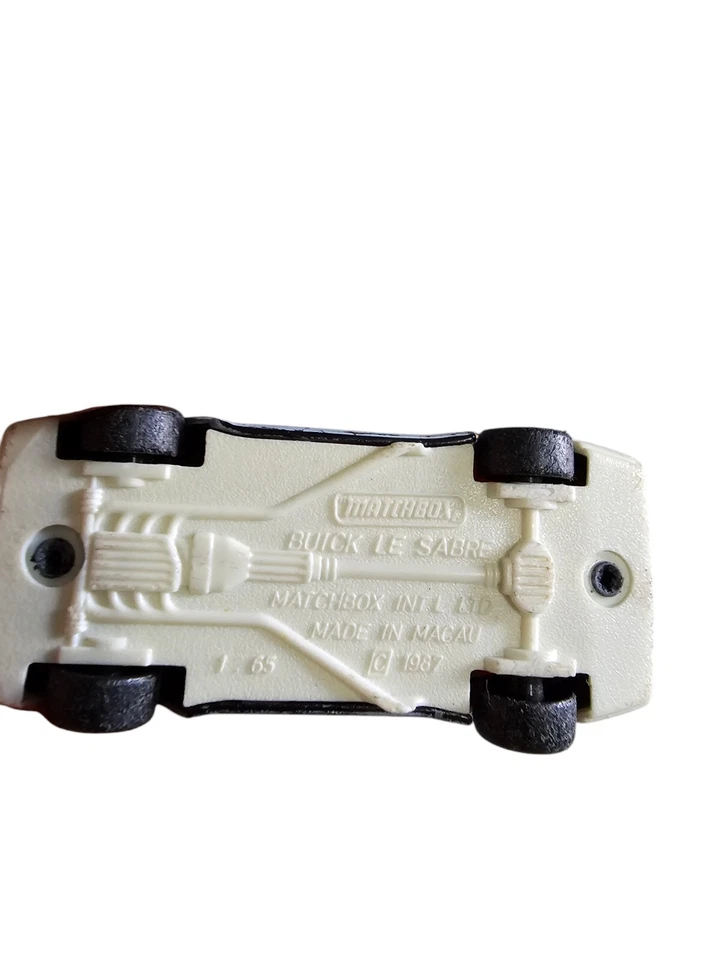 火柴盒 1987 年黑色别克 Le Sabre #4 澳门制造 1: 65 比例 — 第 4/4 张图片