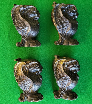 Seltenes Set 4 massive Messing Bügel Kaminuhr Füße vergoldete Bronze Greif Jardiniere