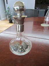 Vintage kleine Weinkaraffe mit Traubendetail und versilberter Spitze