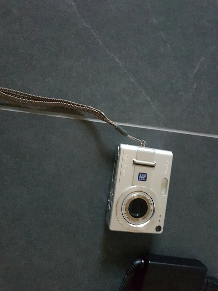 CASIO EXILIM ZOOM 5.0 Mega Pixels 3x Zoom Extra Large 2.5" LCD defekt - Bild 3 von 4