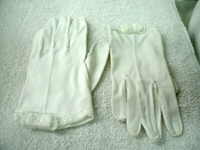 VTG Ladies Gloves---White w Beaded Bow Trim----Wrist Length--1960's--SO Pretty