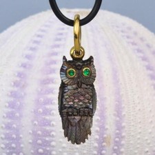 18K Gold Vermeil Sterlingsilber Perlmutt Owl Anhänger Smaragd Augen 3.89 G