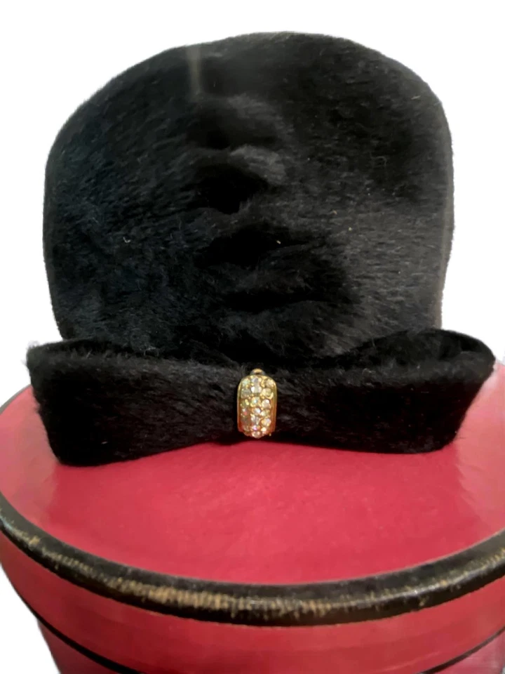 Chapéu preto feminino vintage Schiaparelli 10 polegadas rosa caixa e Helios com laço - Imagem 2 de 4